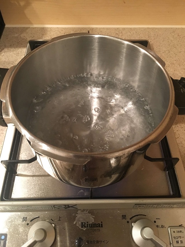 やかん・鍋に水を入れ、沸騰させる