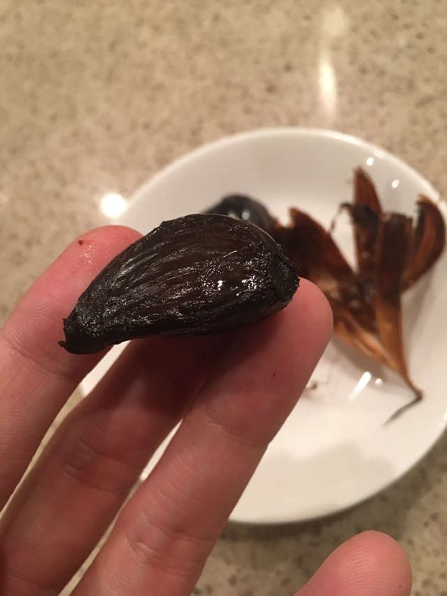 松尾農園の熟成発酵黒にんにくの皮から出したにんにく